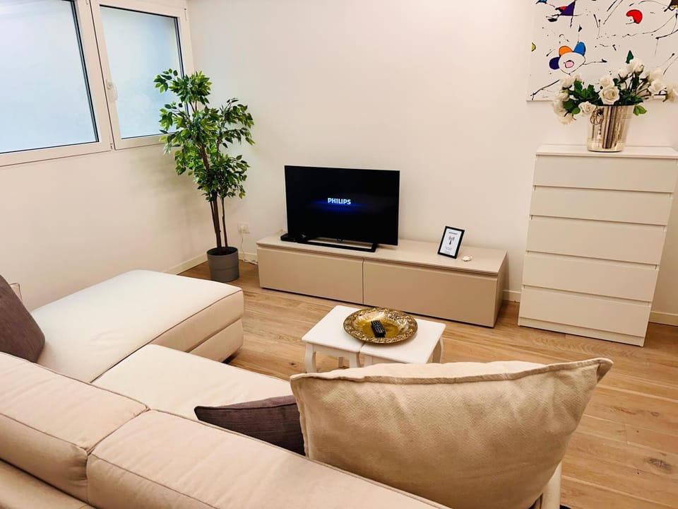 Communal lounge/ TV room, TV and multimedia, Living room, Seating area