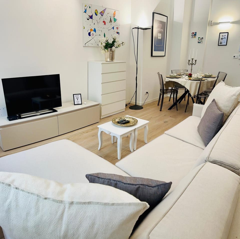 TV and multimedia, Living room, Seating area, Dining area