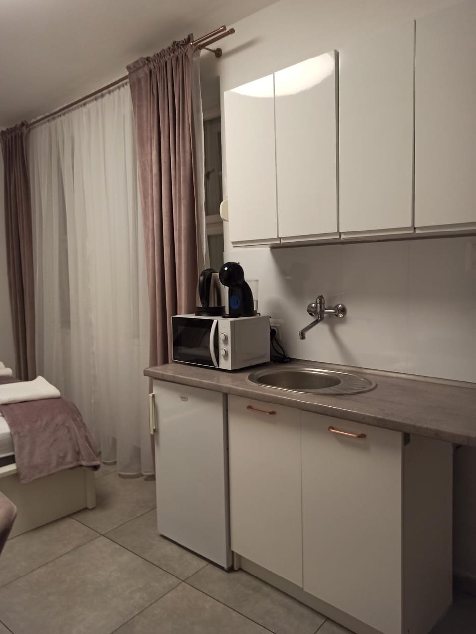 Kitchen or kitchenette, minibar