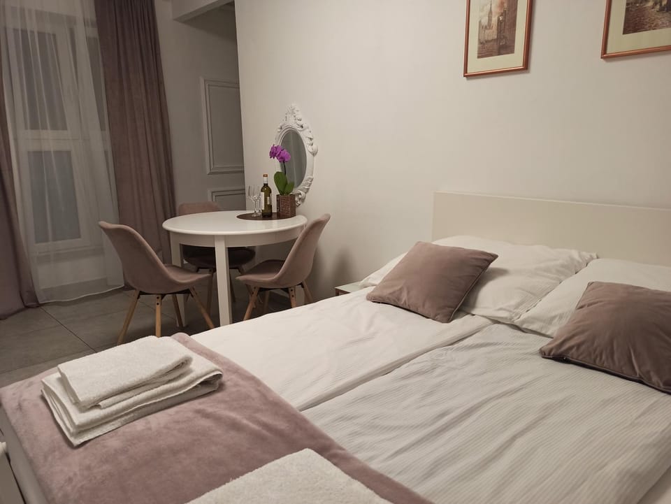 Bed, Living room, Photo of the whole room, Bedroom