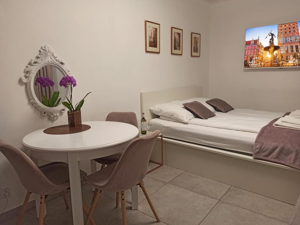 Bed, TV and multimedia, Living room, Photo of the whole room, Bedroom
