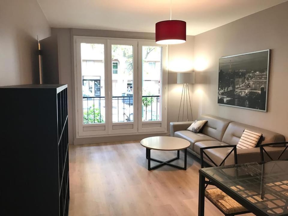 Property building, Restaurant/places to eat, Living room, Seating area, Dining area, Breakfast