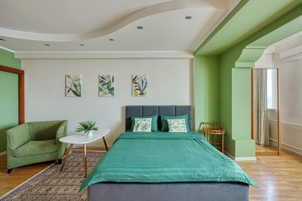 Bed, Living room, Photo of the whole room, Seating area, Bedroom