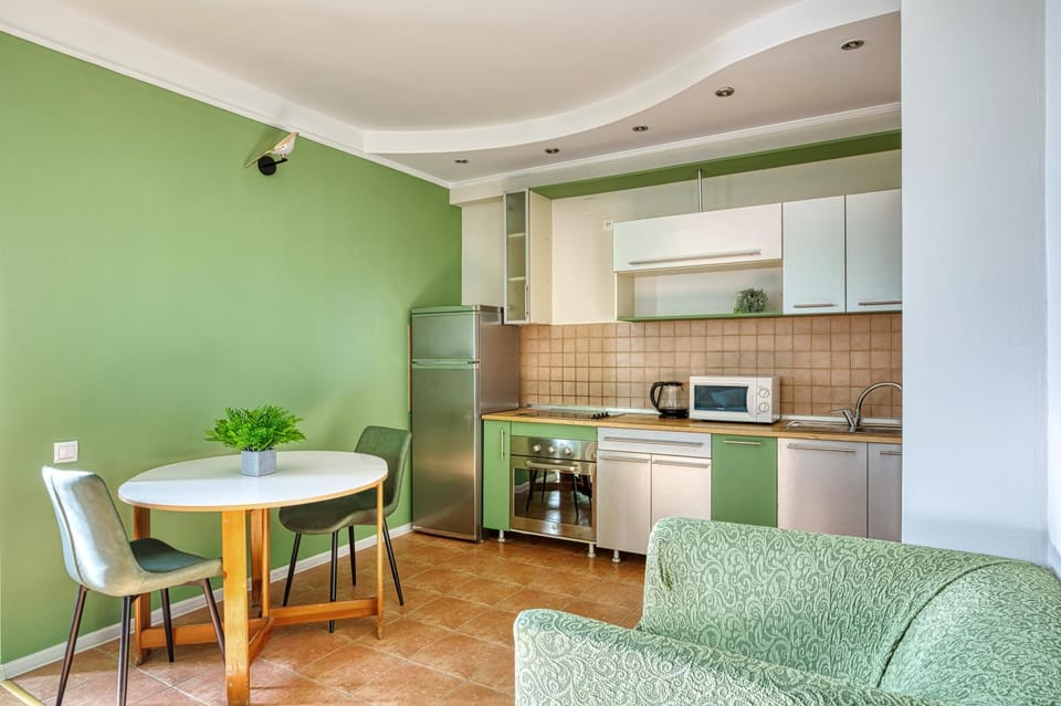 Kitchen or kitchenette, Living room, Seating area, Dining area, minibar, pet friendly