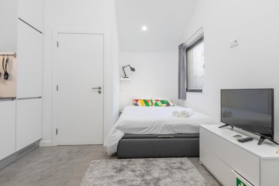 Bed, TV and multimedia, Bedroom