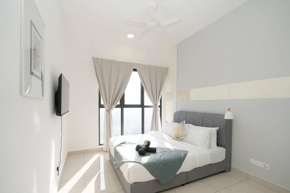 Bed, TV and multimedia, Photo of the whole room, Bedroom, towels, air conditioner