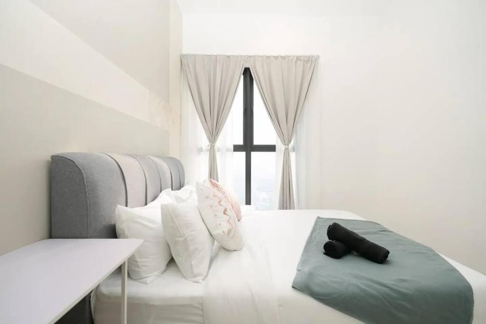 Bed, Photo of the whole room, Bedroom, towels, air conditioner