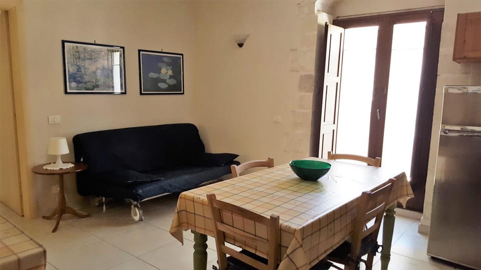 Bed, Kitchen or kitchenette, Seating area, Dining area