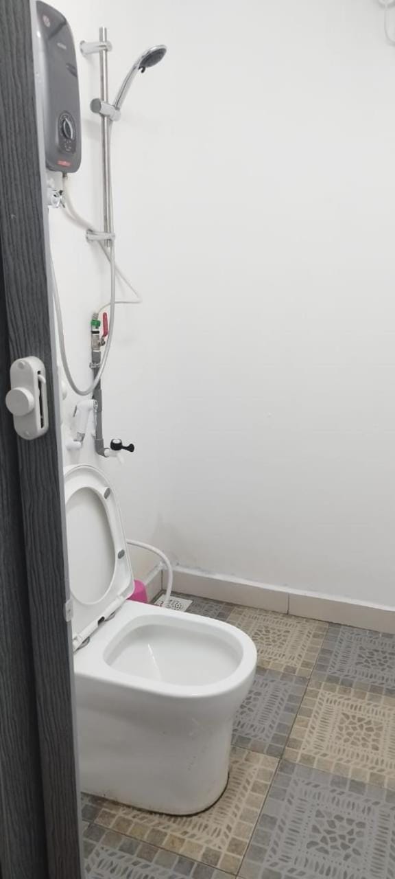 Shower, Toilet