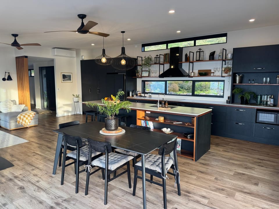 Kitchen or kitchenette, Lounge or bar, Dining area