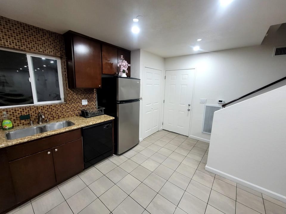 4 Bedrooms & 2.5 Bathrooms in LA Apartment in San Fernando Valley