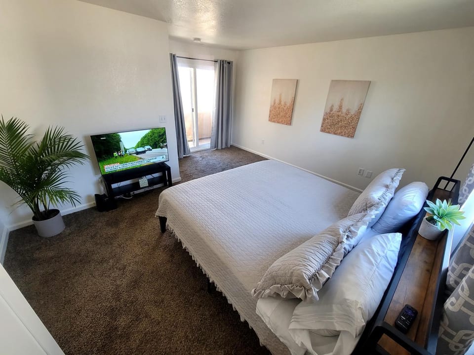 4 Bedrooms & 2.5 Bathrooms in LA Apartment in San Fernando Valley