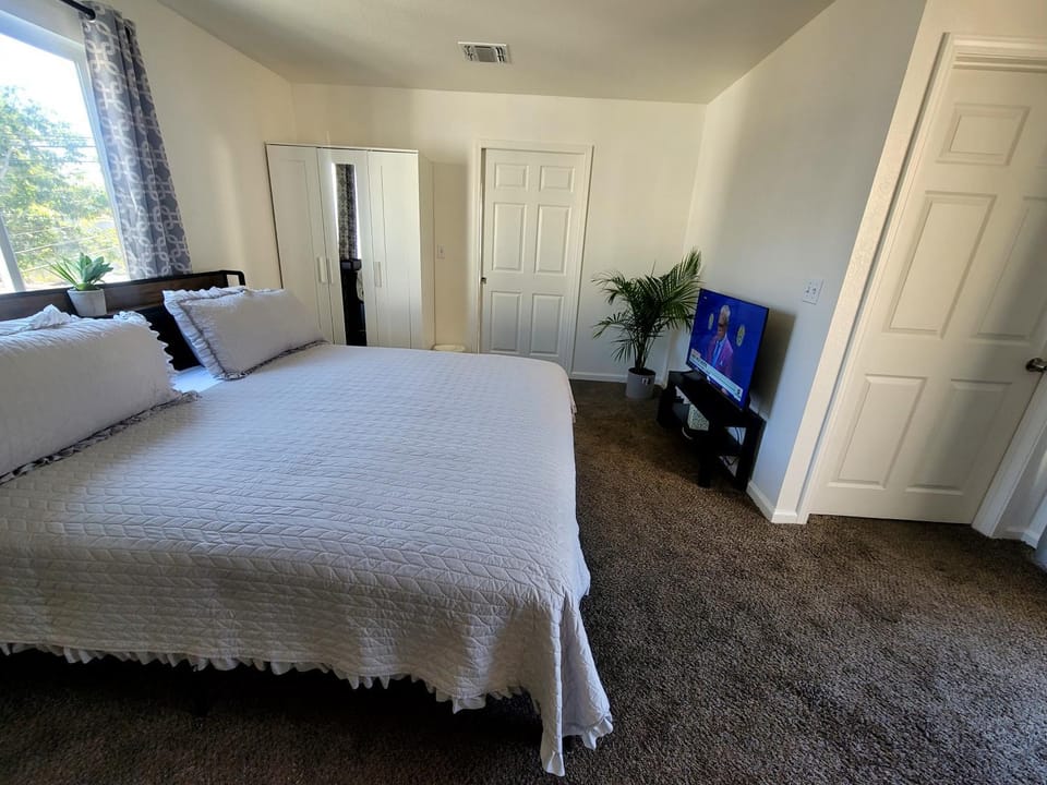 4 Bedrooms & 2.5 Bathrooms in LA Apartment in San Fernando Valley
