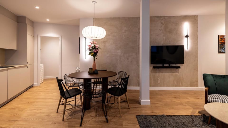 Communal lounge/ TV room, TV and multimedia, Living room, Seating area, Dining area, Evening entertainment