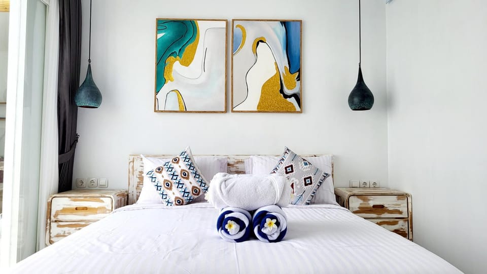Bed, Photo of the whole room, Decorative detail, Bedroom, towels