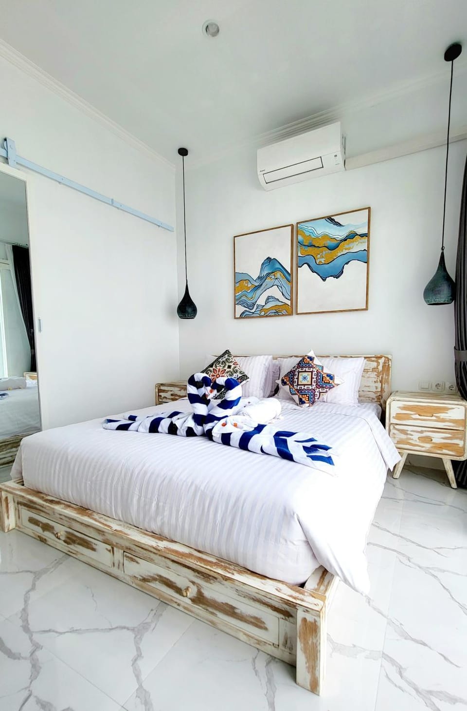 Bed, Photo of the whole room, Bedroom, towels, air conditioner
