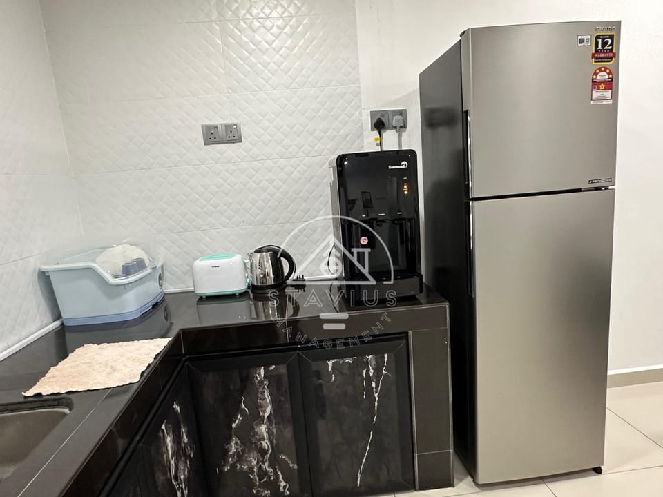 Kitchen or kitchenette, minibar