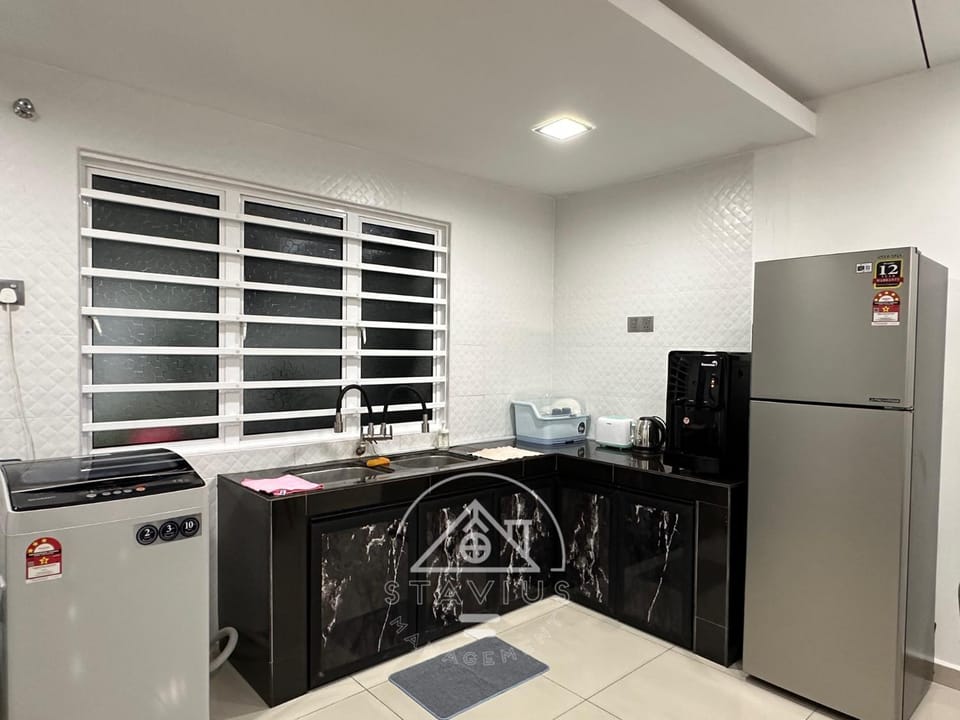 Kitchen or kitchenette, minibar