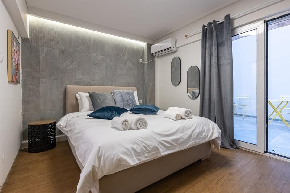 Bed, Photo of the whole room, Bedroom, towels