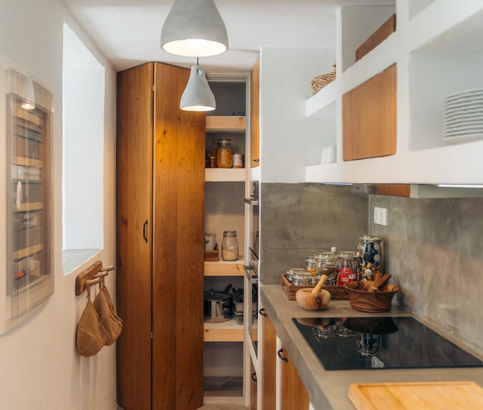 Kitchen or kitchenette, minibar, pet friendly, storage, stove