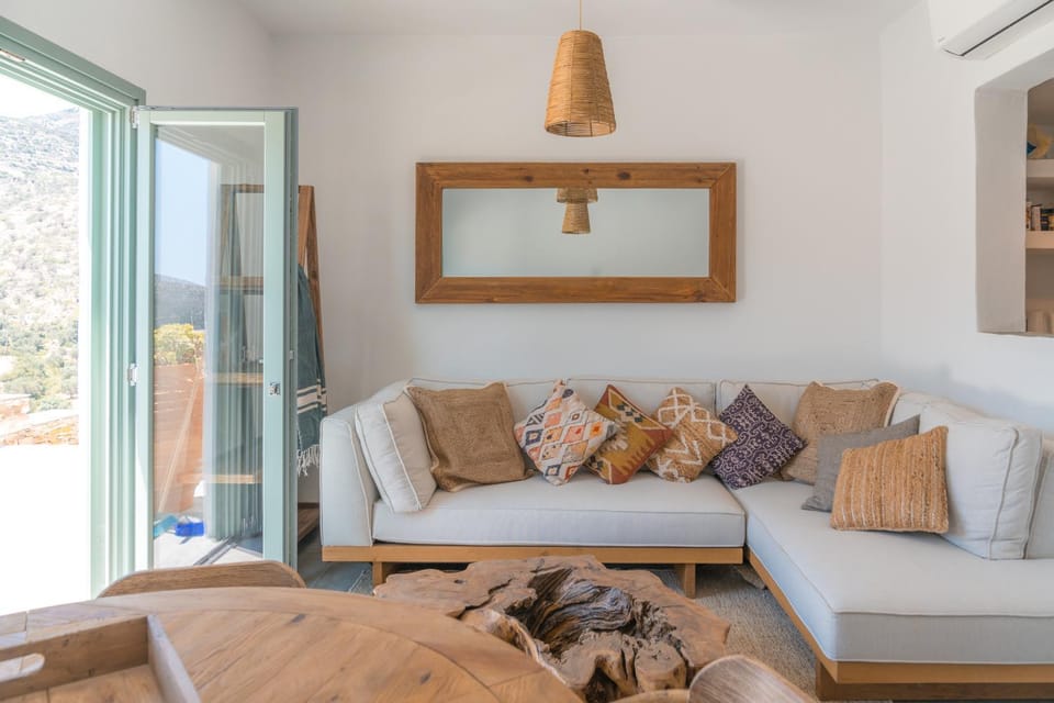 Bed, Living room, Seating area, Bedroom, air conditioner