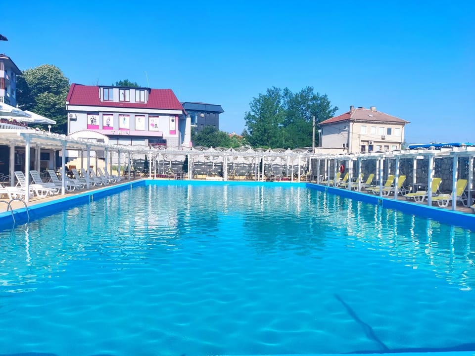 Swimming pool, Swimming pool