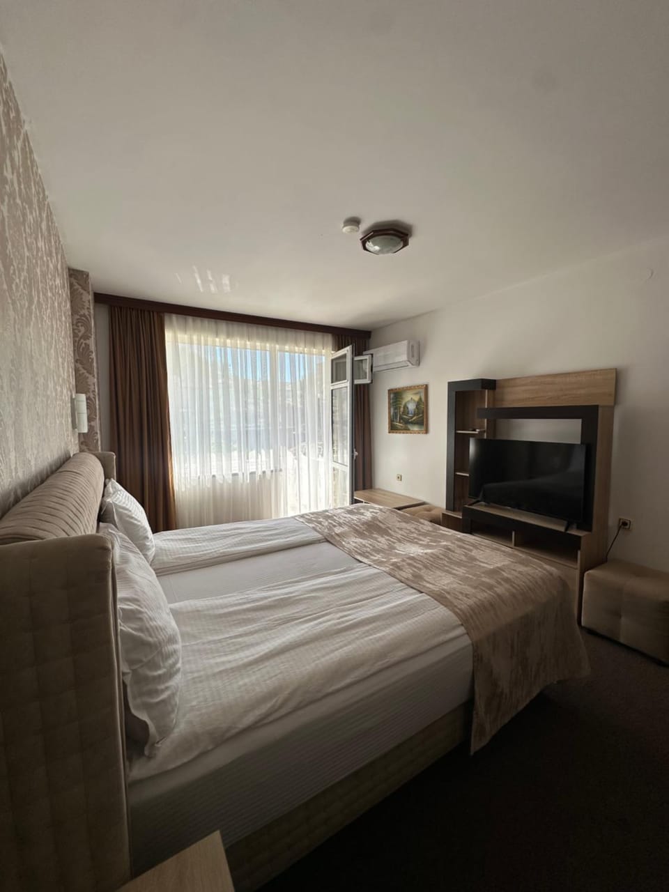 Communal lounge/ TV room, Bed, TV and multimedia, Photo of the whole room, Bedroom