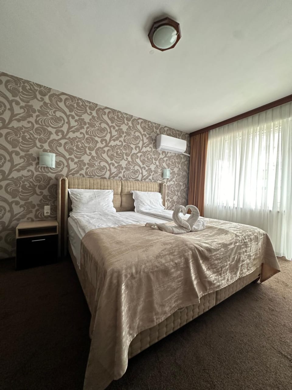 Bed, Photo of the whole room, Bedroom, towels, air conditioner