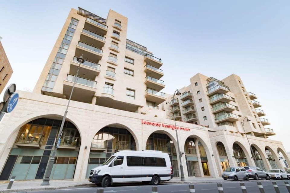 Modern & Comfortable 1-Bedroom Oasis with Luxury Amenities Apartment in Jerusalem