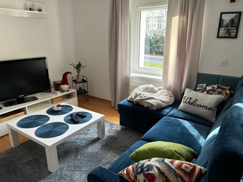 Bed, TV and multimedia, Living room, Photo of the whole room, Seating area