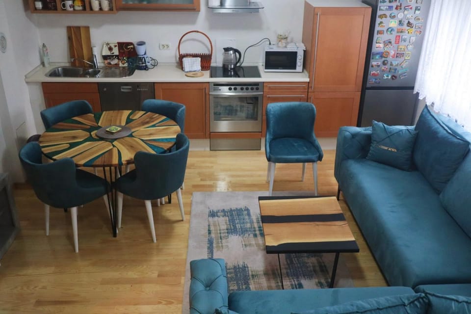 Kitchen or kitchenette, Living room, Seating area, Dining area, minibar, pet friendly, stove