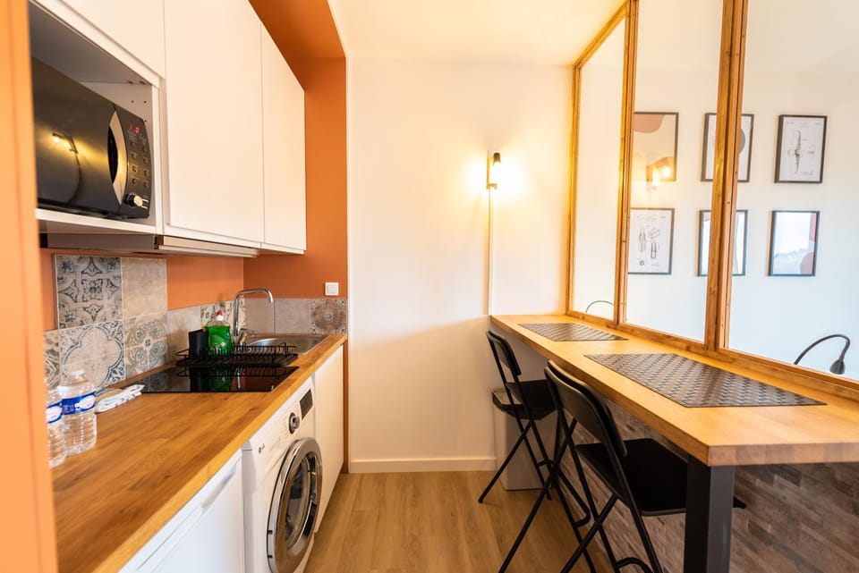 Kitchen or kitchenette, Dining area, stove, washing machine