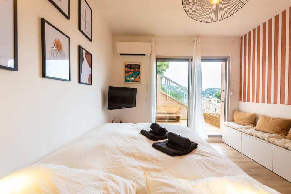 Bed, TV and multimedia, Photo of the whole room