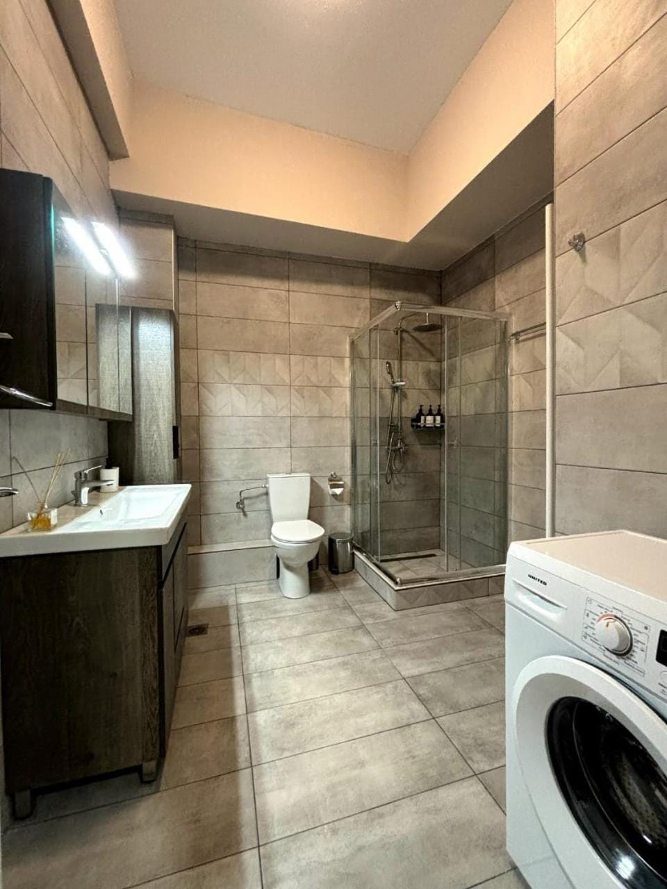 Shower, Toilet, Bathroom, washing machine