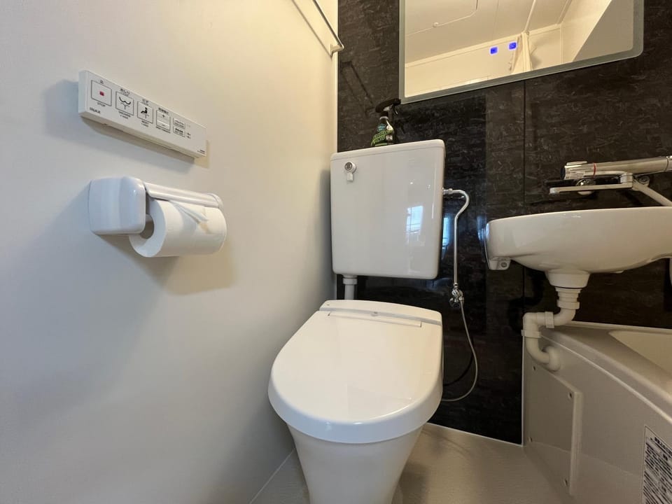 ゴジラヘッドまで徒歩9分 最寄り駅まで4分 ダブルベッド数台ファミリー向け部屋 Apartment in Shinjuku