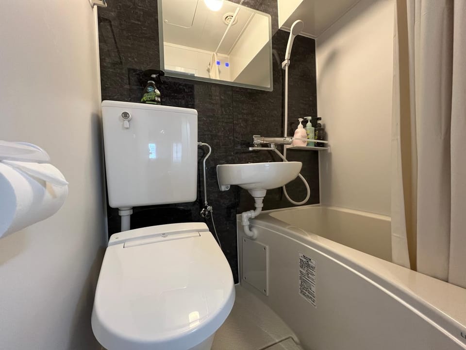 ゴジラヘッドまで徒歩9分 最寄り駅まで4分 ダブルベッド数台ファミリー向け部屋 Apartment in Shinjuku