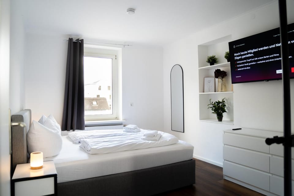 Bed, TV and multimedia, Photo of the whole room, Bedroom, towels