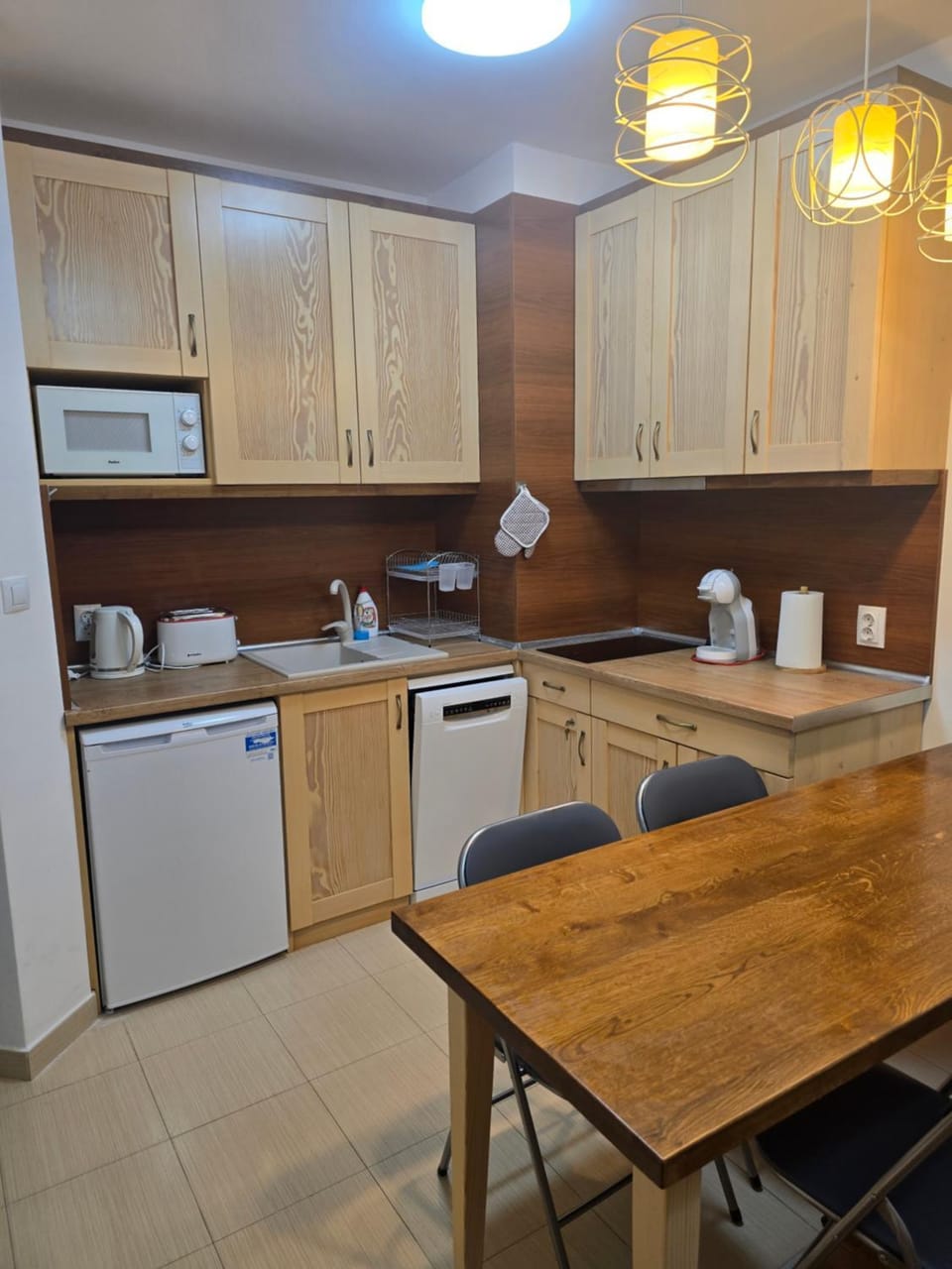 Coffee/tea facilities, Kitchen or kitchenette, Dining area, dishwasher, stove, toaster