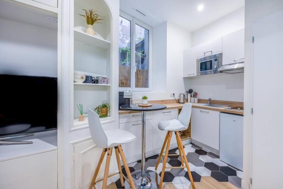TV and multimedia, Coffee/tea facilities, Kitchen or kitchenette, Dining area, microwave, stove