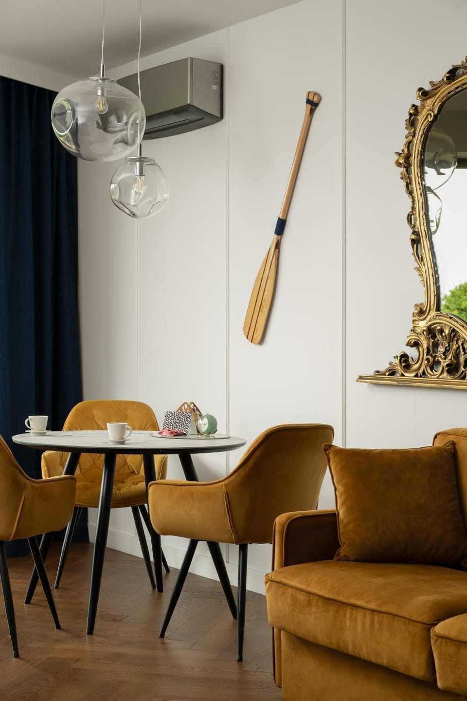 Living room, Decorative detail, Seating area, Dining area