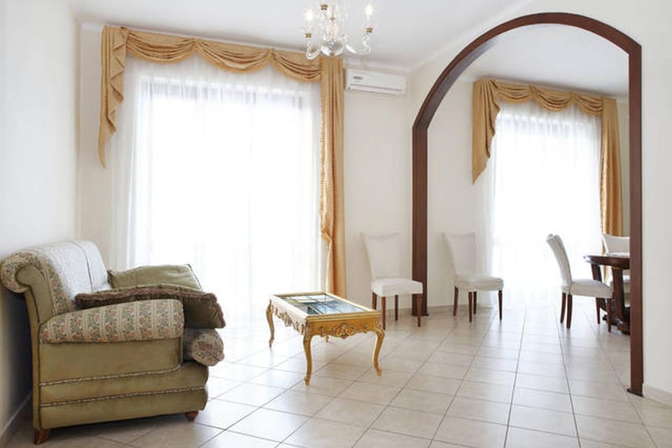 Day, Living room