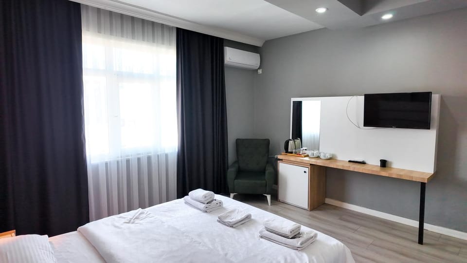Communal lounge/ TV room, Bed, TV and multimedia, Photo of the whole room, Bedroom, air conditioner