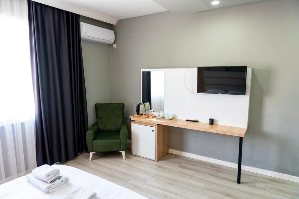 TV and multimedia, Kitchen or kitchenette, Living room, Seating area, air conditioner