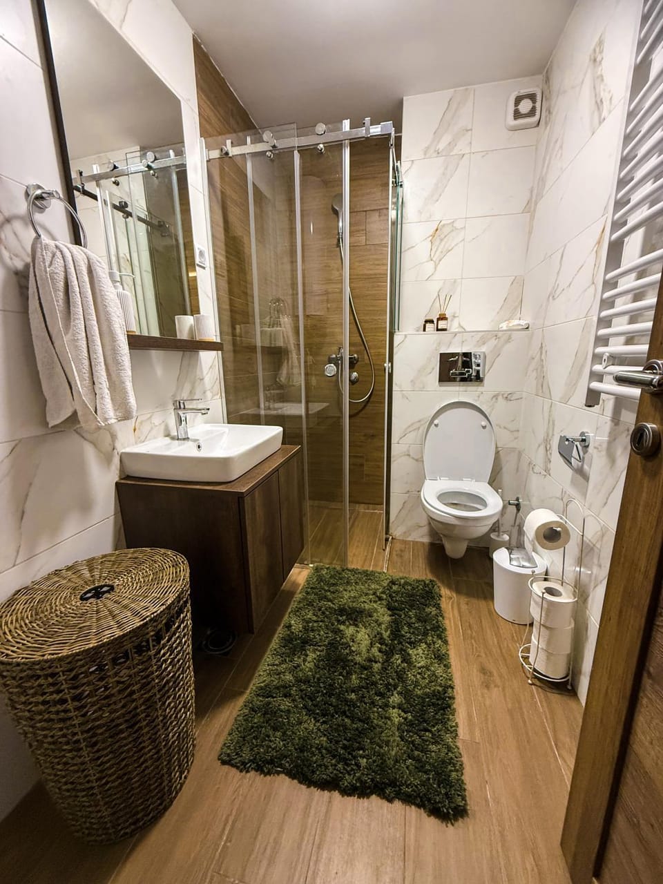 Shower, Toilet, Bathroom, Bath, towels