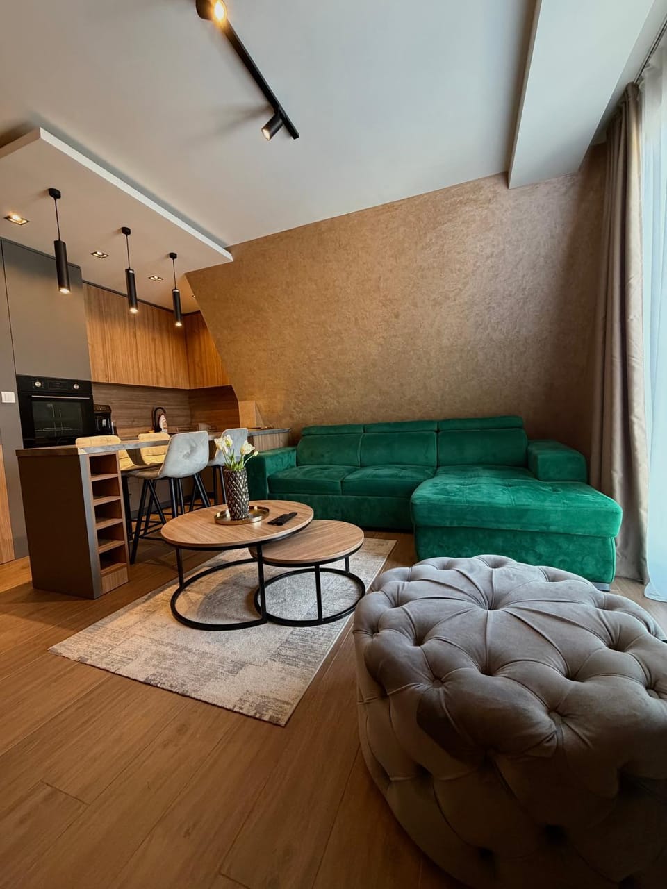 Kitchen or kitchenette, Living room, Seating area, Dining area