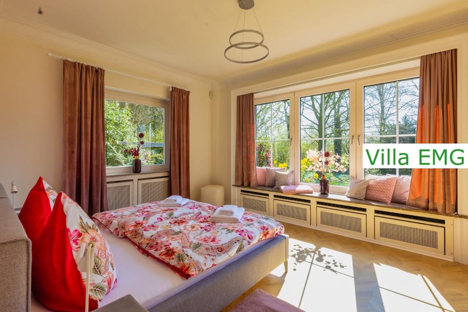 Bed, Photo of the whole room, Decorative detail, Bedroom, Garden view, towels