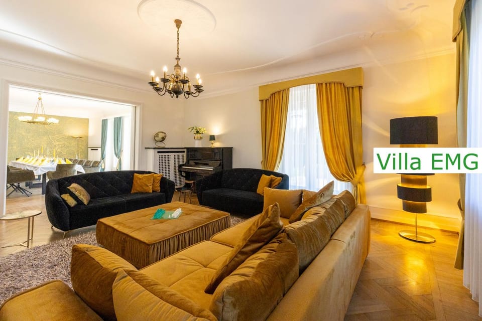 TV and multimedia, Living room, Decorative detail, Seating area, Evening entertainment