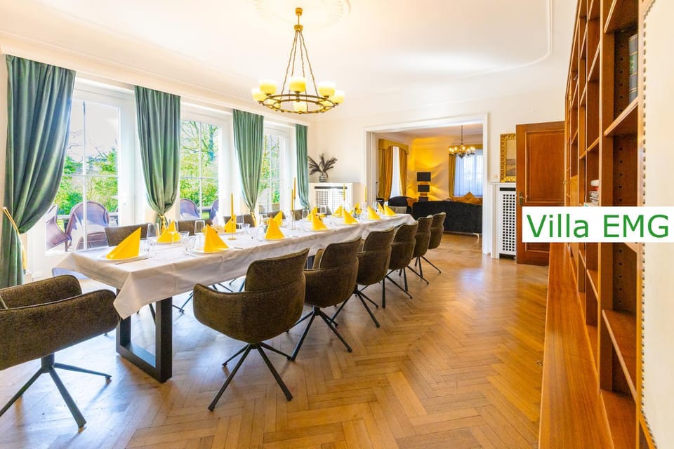 Decorative detail, Seating area, Dining area, Evening entertainment