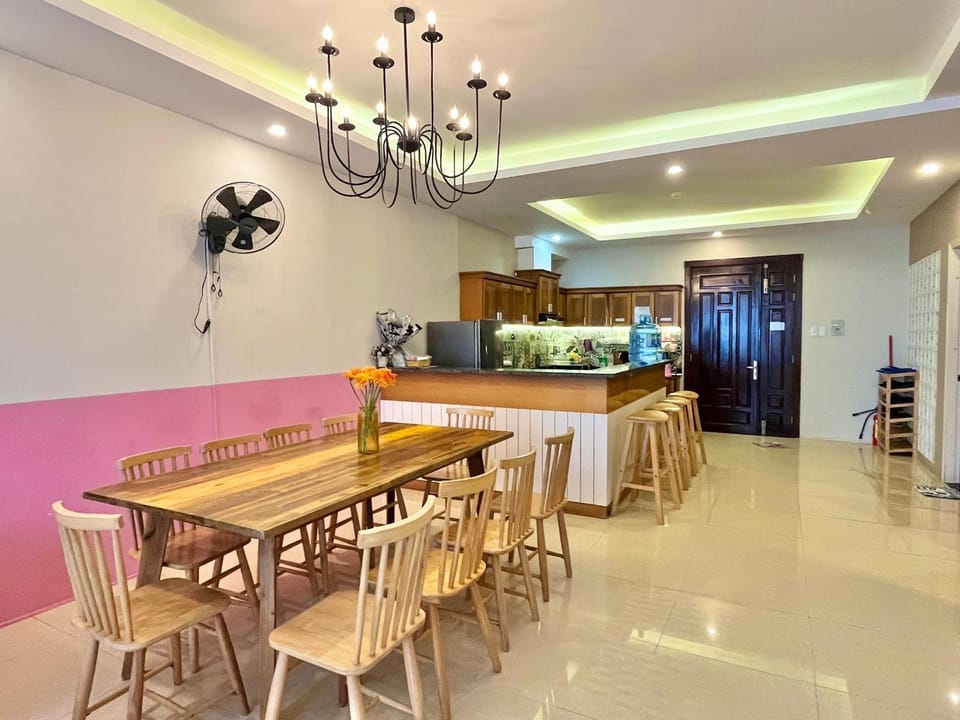 Kitchen or kitchenette, Living room, Seating area, Dining area