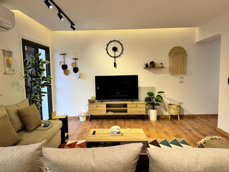 Communal lounge/ TV room, TV and multimedia, Living room, Seating area, Evening entertainment